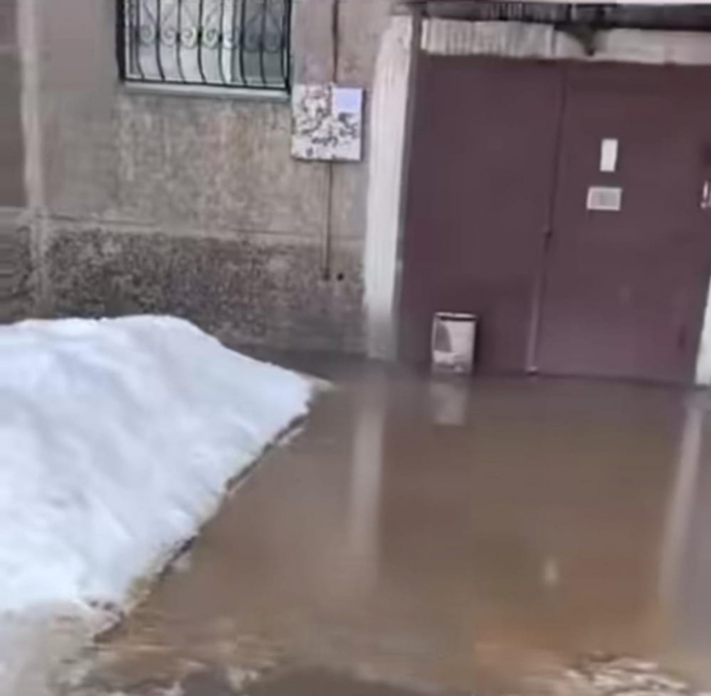 Теміртауда жылу трассасының екпіні салдарынан бүкіл аула су астында қалды