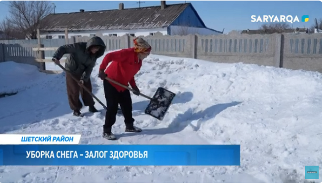 Уборка снега – залог здоровья: считает 72-летняя жительница Карагандинской области
