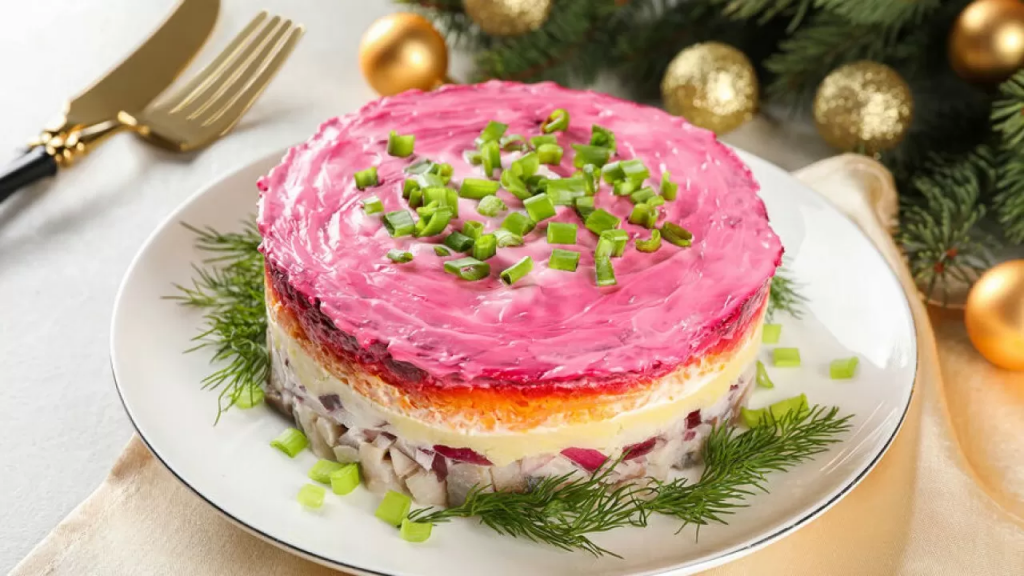 Как сделать новогодние салаты полезными: советы врача