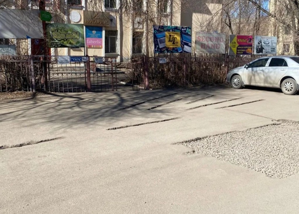 Карагандинка сломала ногу из-за ям в асфальте, оставшихся после ремонтных работ