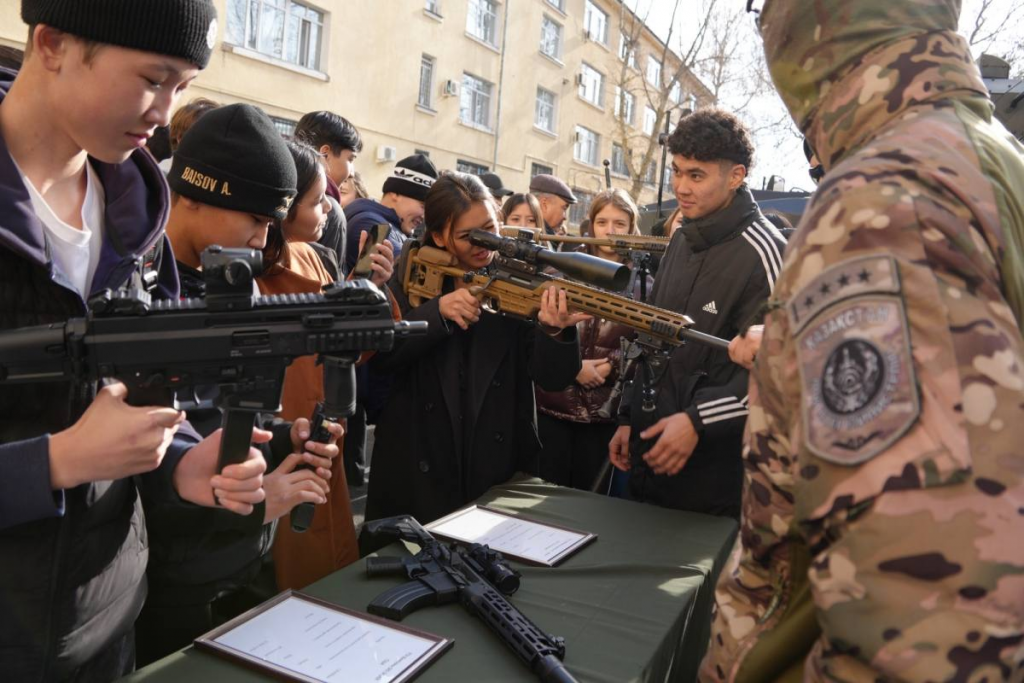 Студенты познакомились с особенностями полицейской службы в Караганде