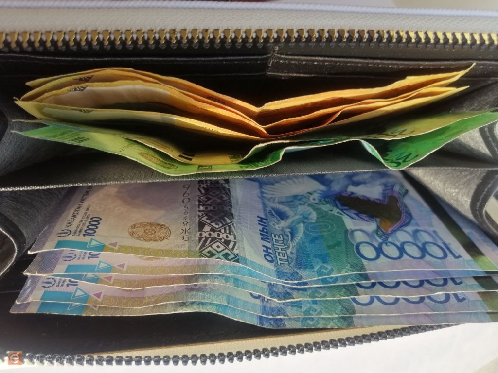 Люди покупают продукты в кредит: депутат предлагает наказывать работодателя за задержки зарплаты