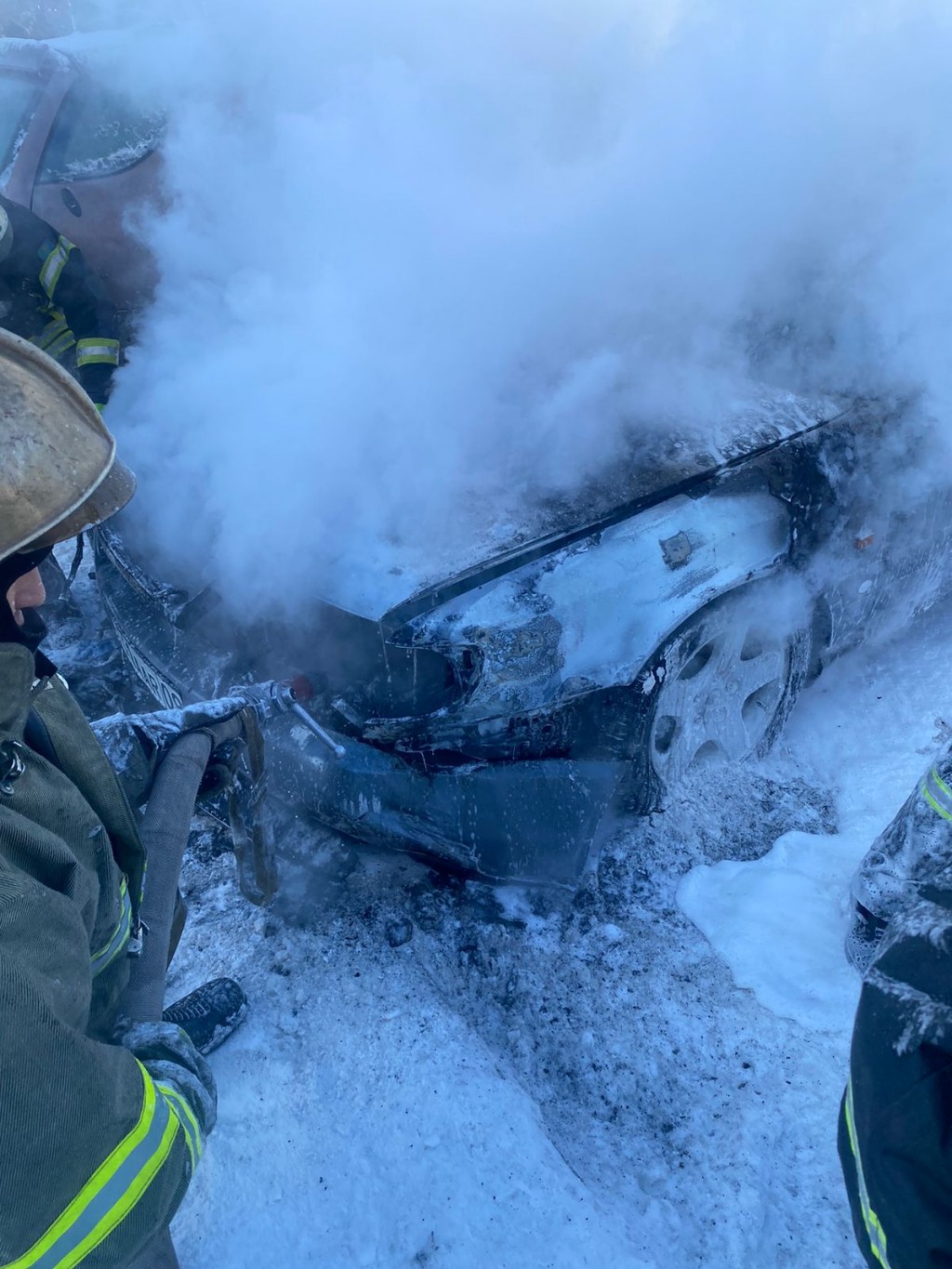 В Караганде напротив областного акимата горела машина