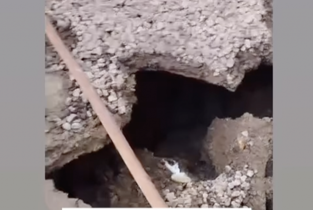 В одном из районов Караганды провалился асфальт и образовалась огромная яма