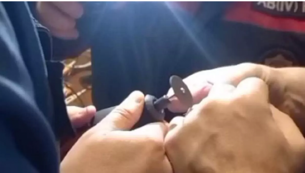 Житель Темиртау не смог снять кольцо с пальца и вызвал спасателей