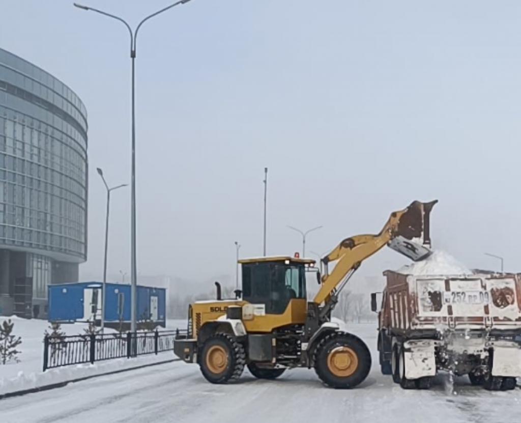 Погода разбушевалась: коммунальщики Караганды работают круглосуточно
