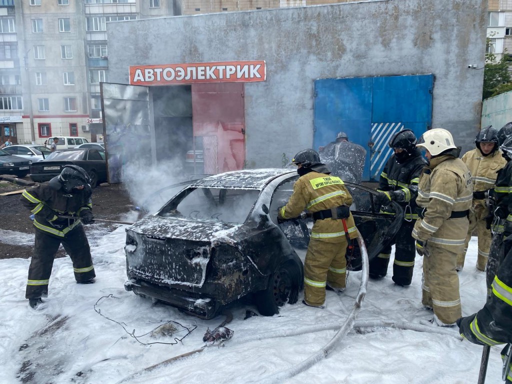 В Караганде горел автомобиль в микрорайоне Восток-3
