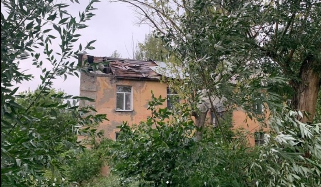 Из-за сильного порыва ветра в Караганде сорвало крыши на нескольких домах