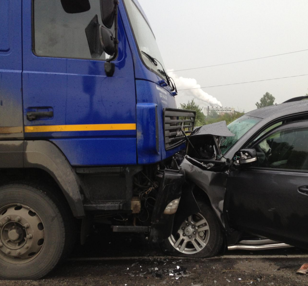 Грузовик и легковой автомобиль столкнулись на трассе Караганда — Балхаш