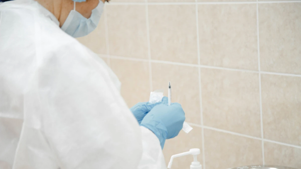 Казахстанцы ошибочно получают SMS о вакцинации: в Минздраве пояснили причины