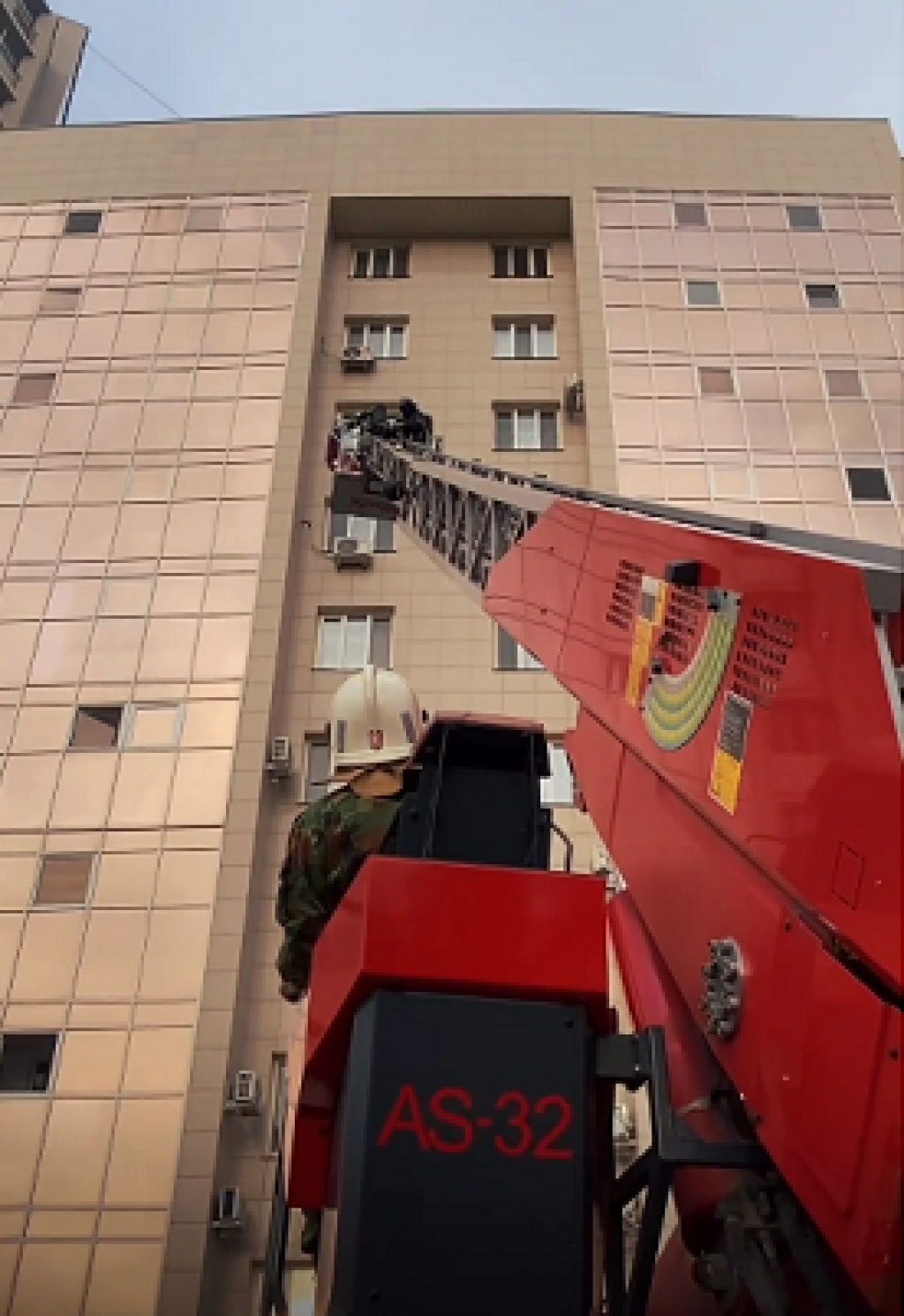 В Караганде прошло пожарно-тактическое учение в многоэтажном жилом доме