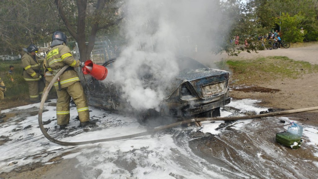 В 14-м микрорайоне Караганды сгорел автомобиль