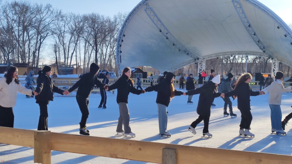 Флешмобом на льду проводили зиму карагандинцы