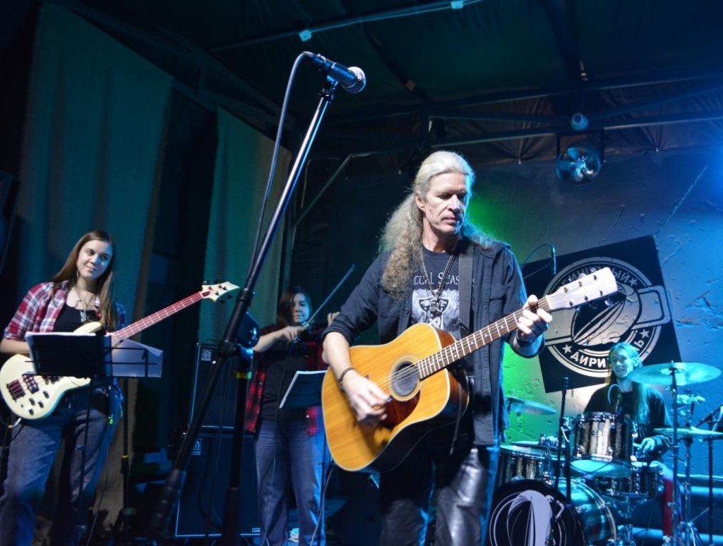 Екі дос қызын мас күйінде алып, онымен жыныстық қатынасқа түсуге мәжбүрлеген.