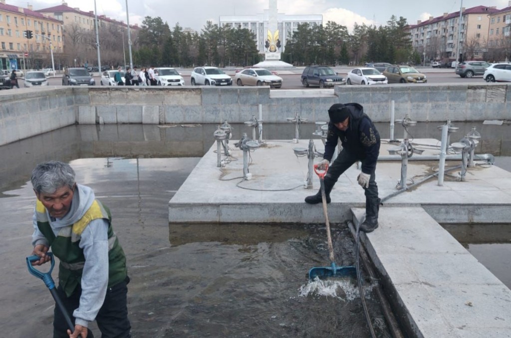В Караганде готовят фонтаны к летнему сезону