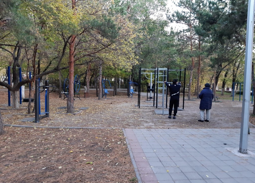 Карагандинцы пожаловались на состояние спортивной площадки возле сквера мемориала «Вечный огонь»
