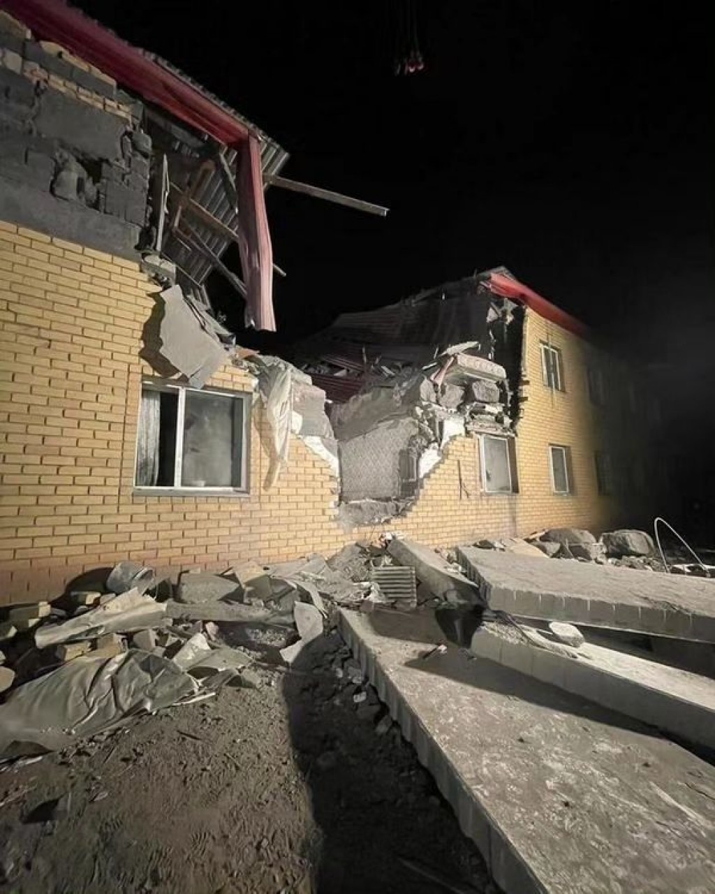 Спасатели опровергли информацию об отсутствии техники при поиске людей под завалами дома в Ботакаре