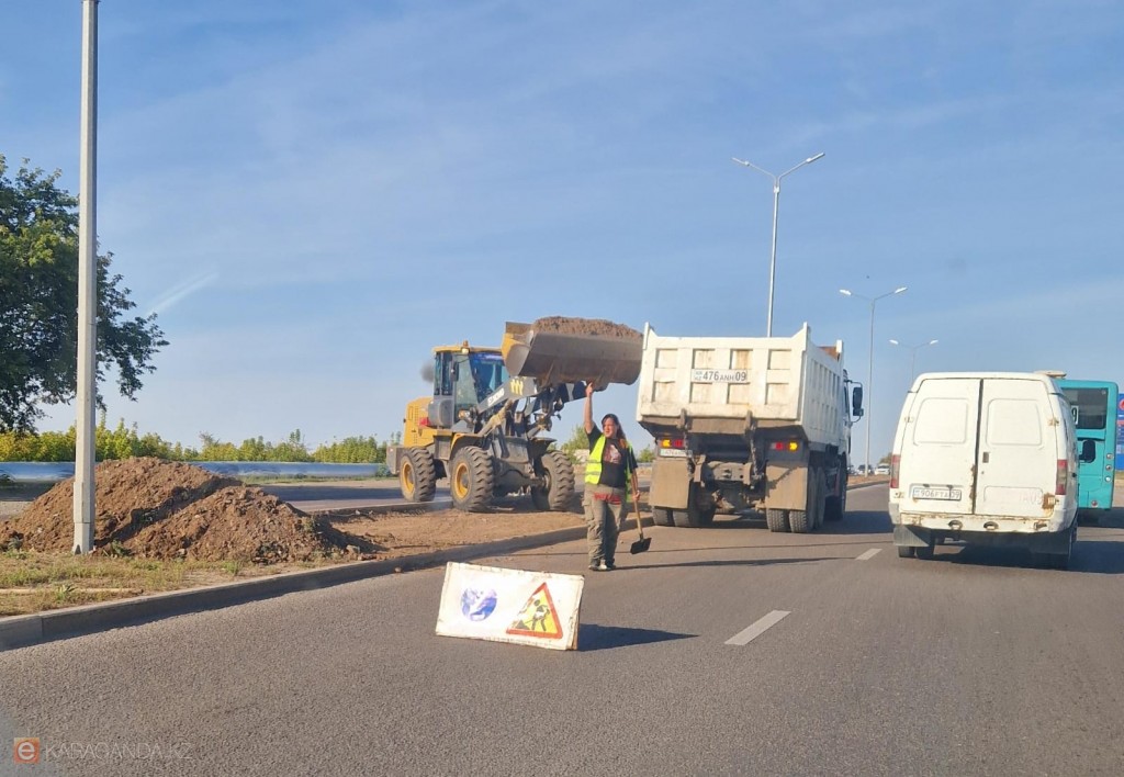 В Караганде разделительную полосу по улице К. Маркса готовят к посеву газона