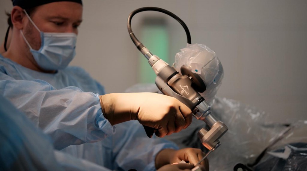 Эндопротезирование при помощи робота провели в Караганде