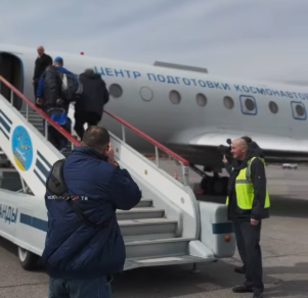 В карагандинском аэропорту встретили космонавтов, вернувшихся с МКС