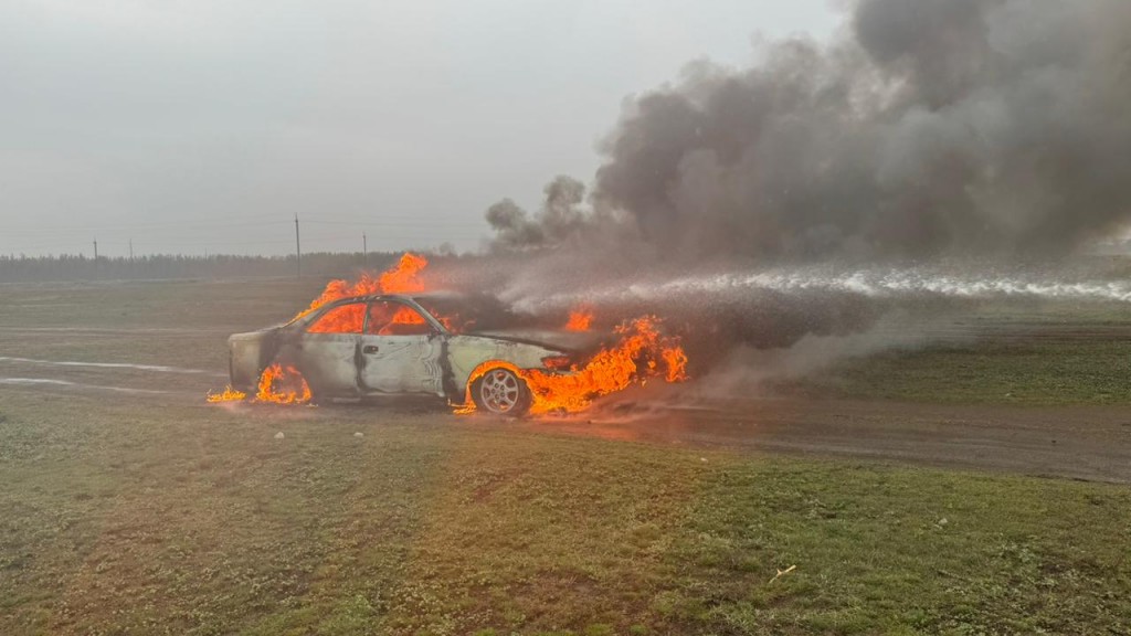 Два автомобиля сгорели в Караганде