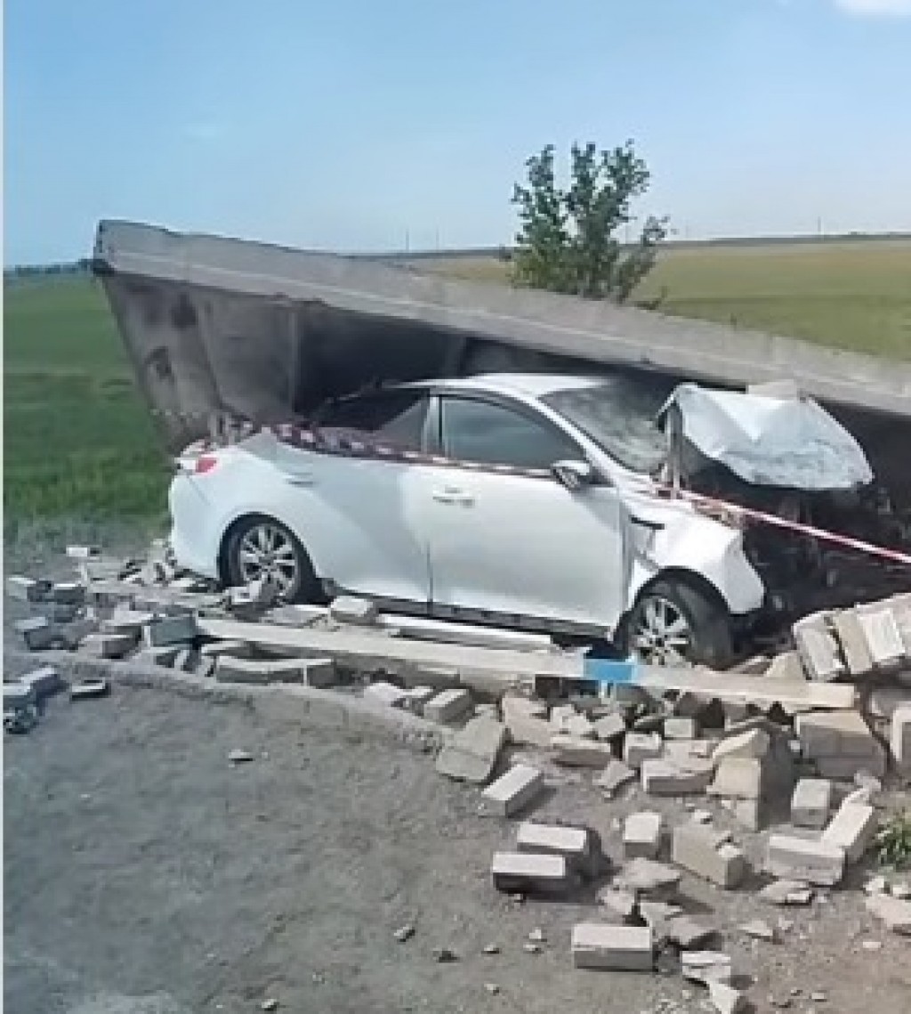 В Караганде автомобиль врезался в бетонную остановку