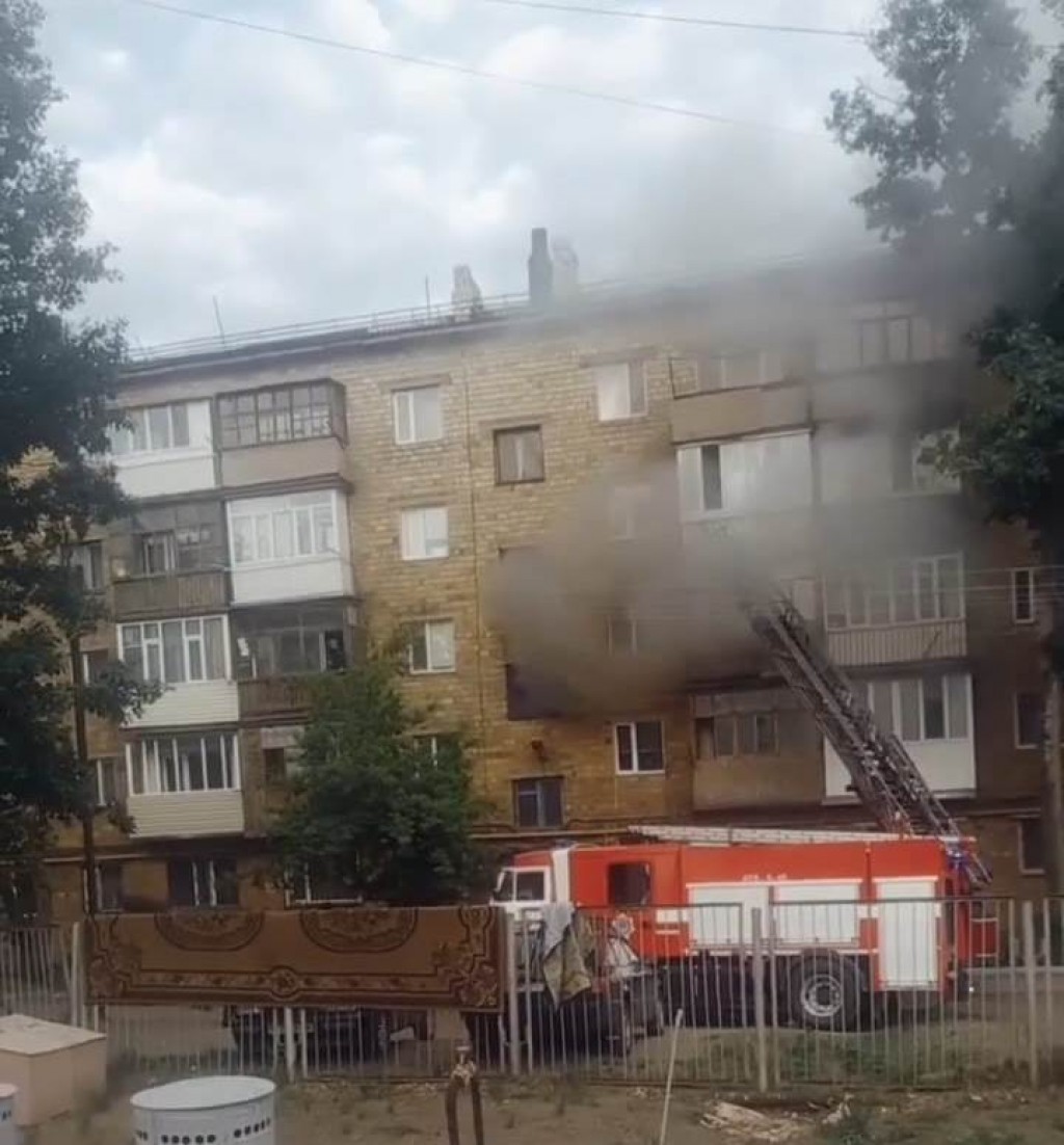 В Караганде из горящей квартиры спасли двух женщин и ребенка