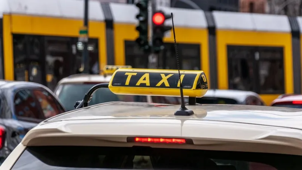 Почему цены на такси в Казахстане растут во время дождя и в часы пик