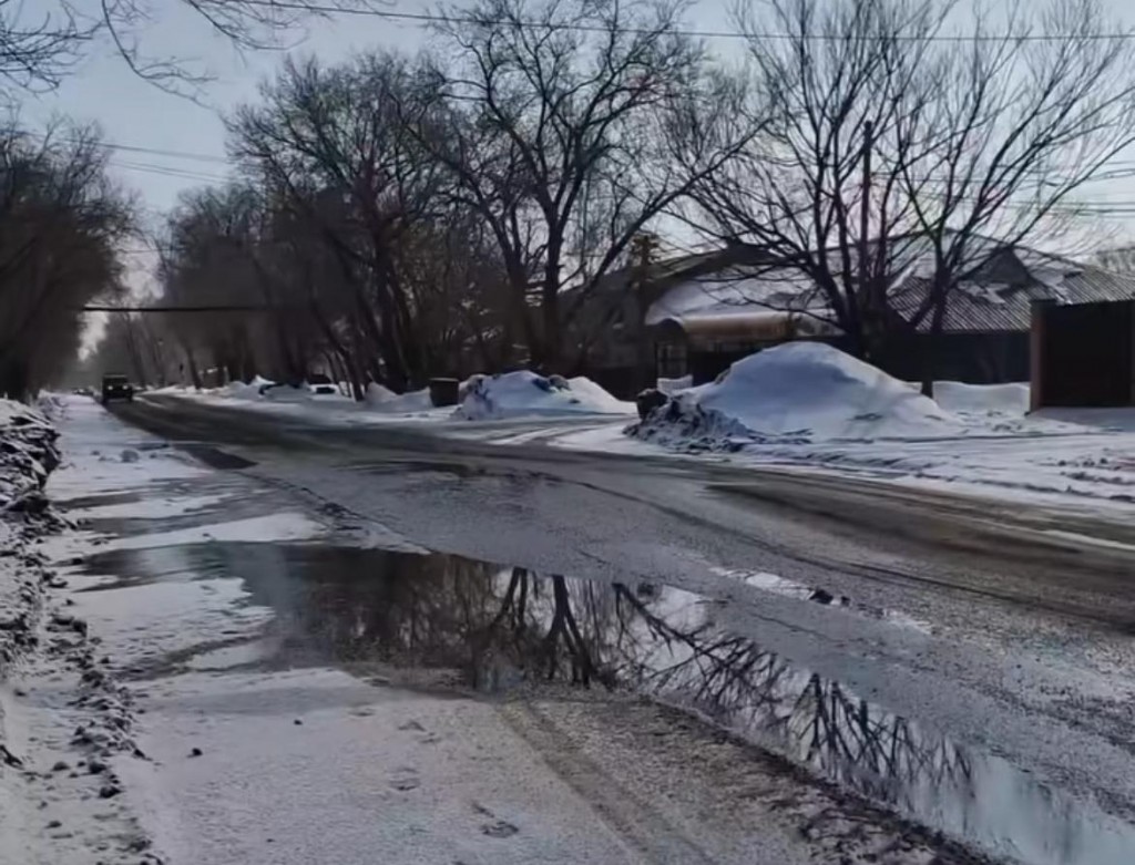 Асфальт вздулся на одной из улиц Караганды из-за водопроводной аварии