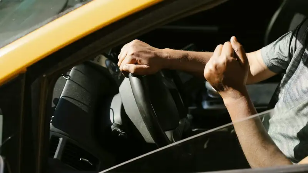 «Пилотные» соцвзносы – госорганы разъяснили, когда средства поступят на счета таксистов