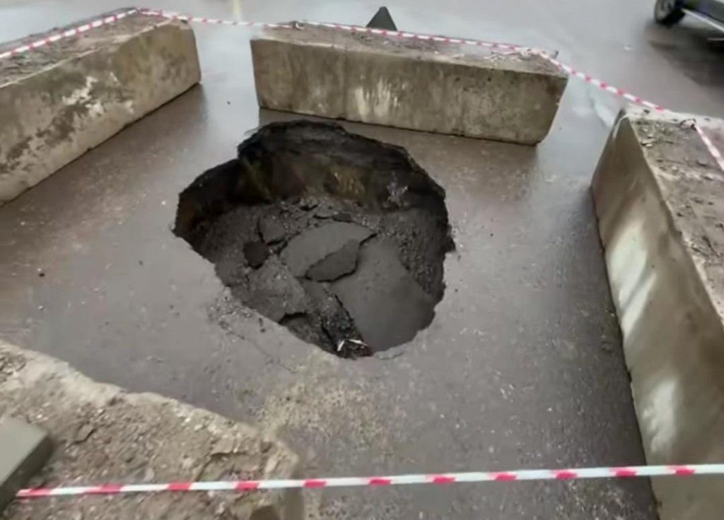 За яму на дороге в Темиртау оштрафовали подрядную организацию