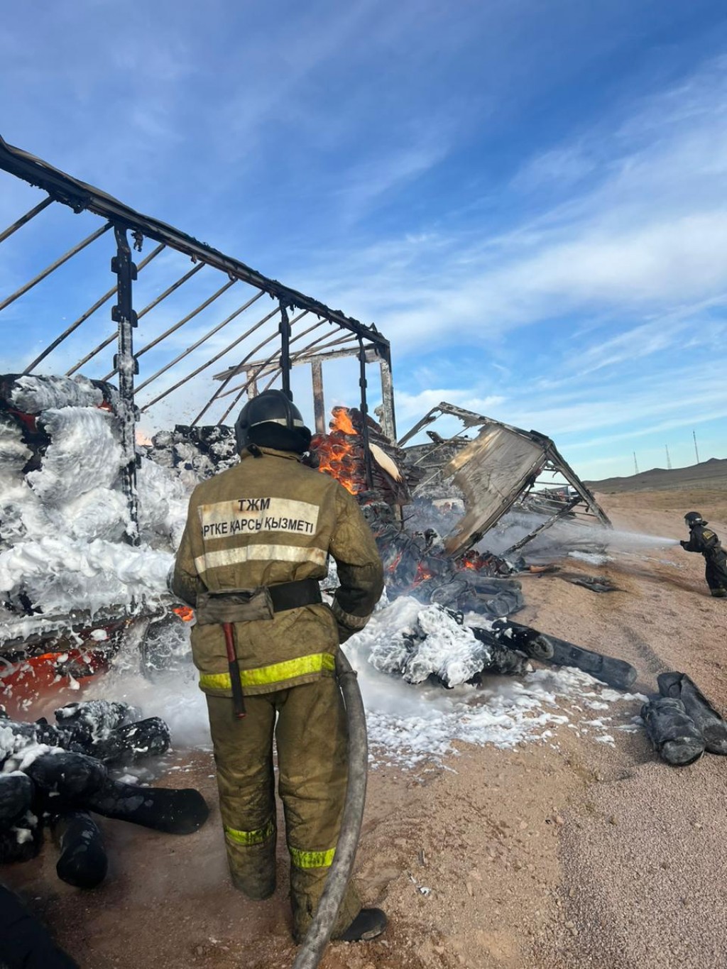 Водитель грузовика пострадал во время пожара на трассе в Карагандинской области