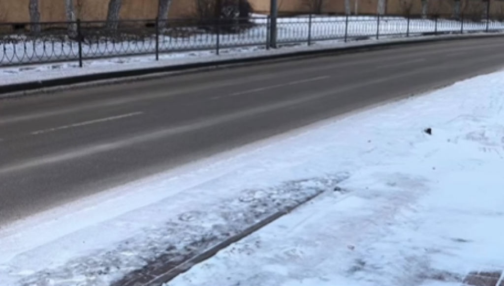 Почему в Караганде убрали забор с дороги по улице Абая