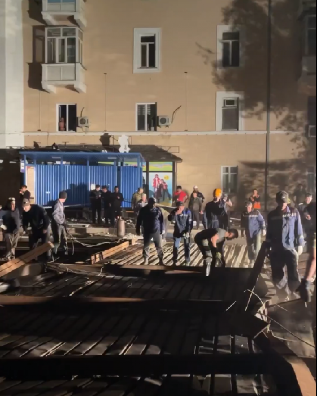 О состоянии пострадавшего после падения кровли в Балхаше мужчины рассказали врачи