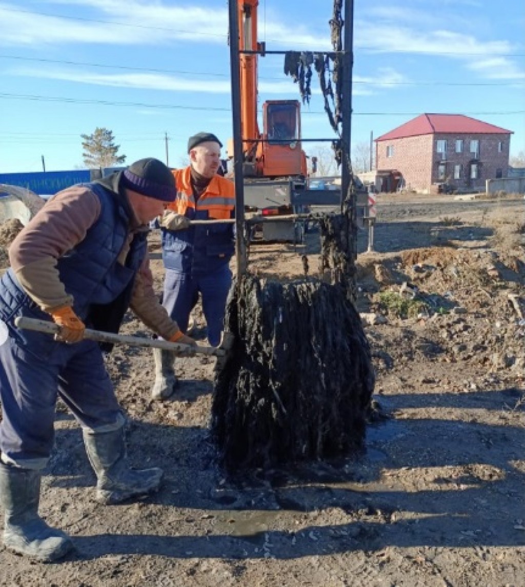 Рабочие «Караганды Су» продолжают доставать бытовой мусор из канализационного коллектора