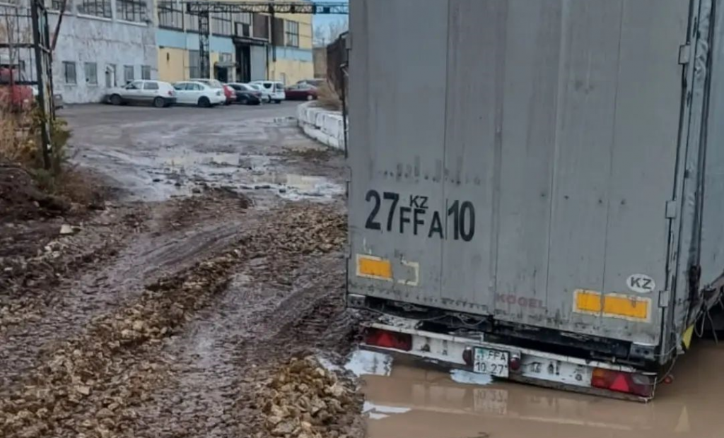 В Караганде в районе ХМК в огромной яме застревают грузовые машины