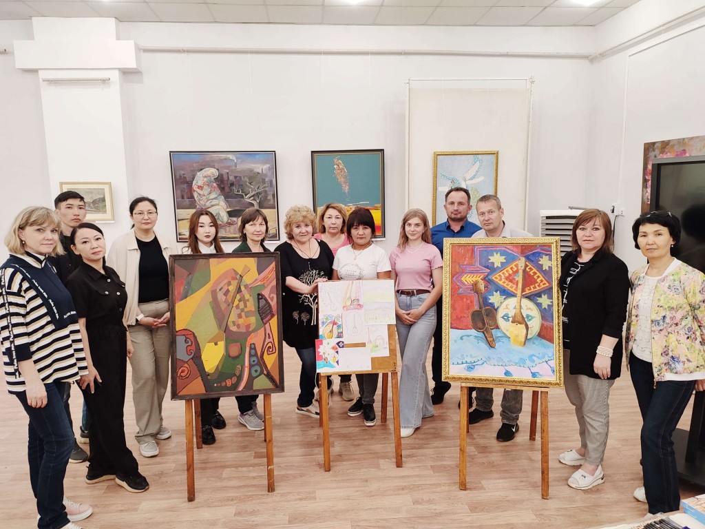 Как карагандинцы рисовали домбру в музее ИЗО накануне праздника