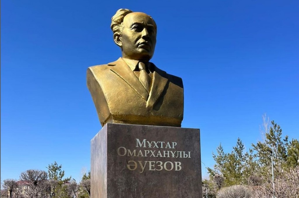 В Караганде продолжаются работы по реставрации памятников и архитектурных форм