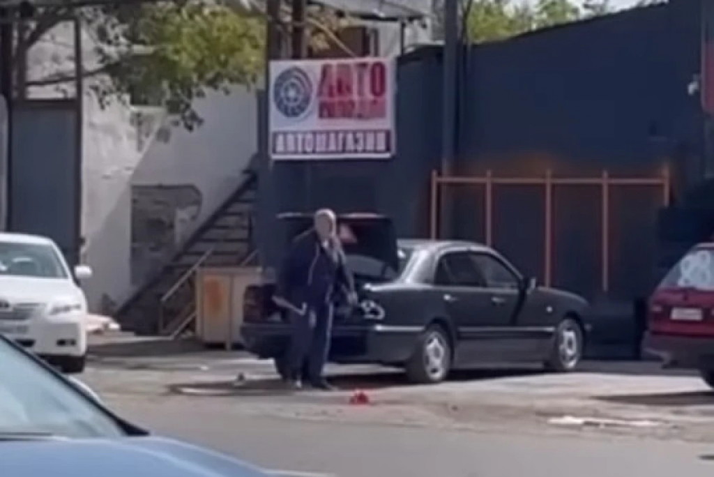 Балғамен ер адам Қарағандыға шабуыл жасап, оның көлігін сындырды