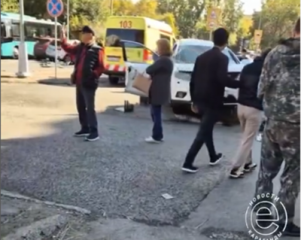 Среди пострадавших в аварии на улице Аманжолова в Караганде была беременная девушка