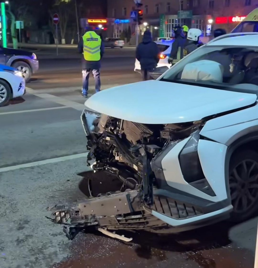 В центре Караганды произошло столкновение двух автомобилей