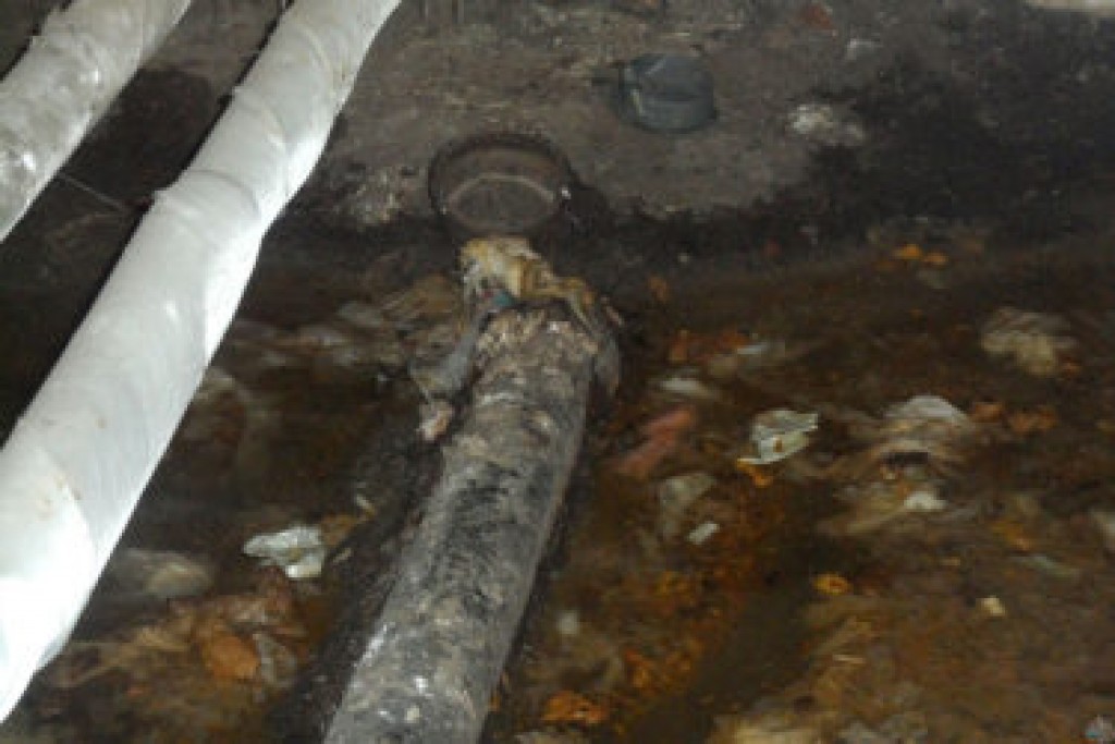 Жители одной из карагандинских многоэтажек пожаловались на канализационную протечку