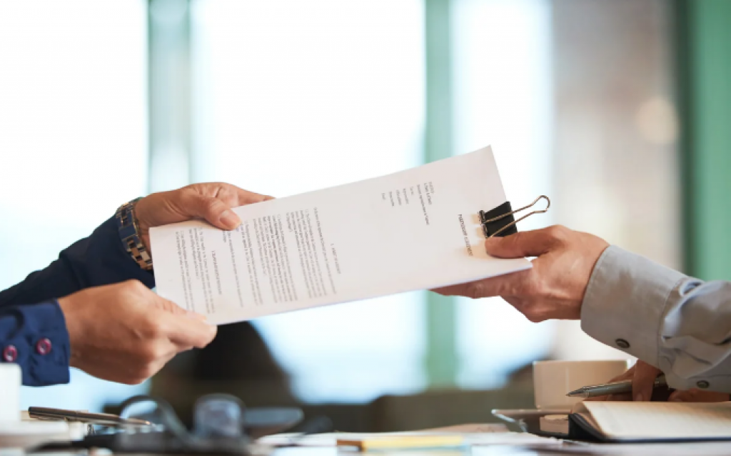 Сколько иностранцев официально работают в Казахстане