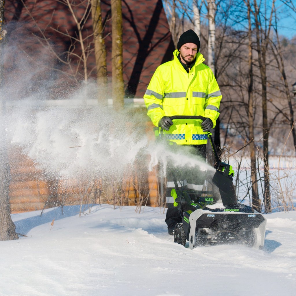 Чище не бывает: новый аккумуляторный снегоуборщик Greenworks 82SN22 – идеальный инструмент для очистки дорожек и придомовых территорий