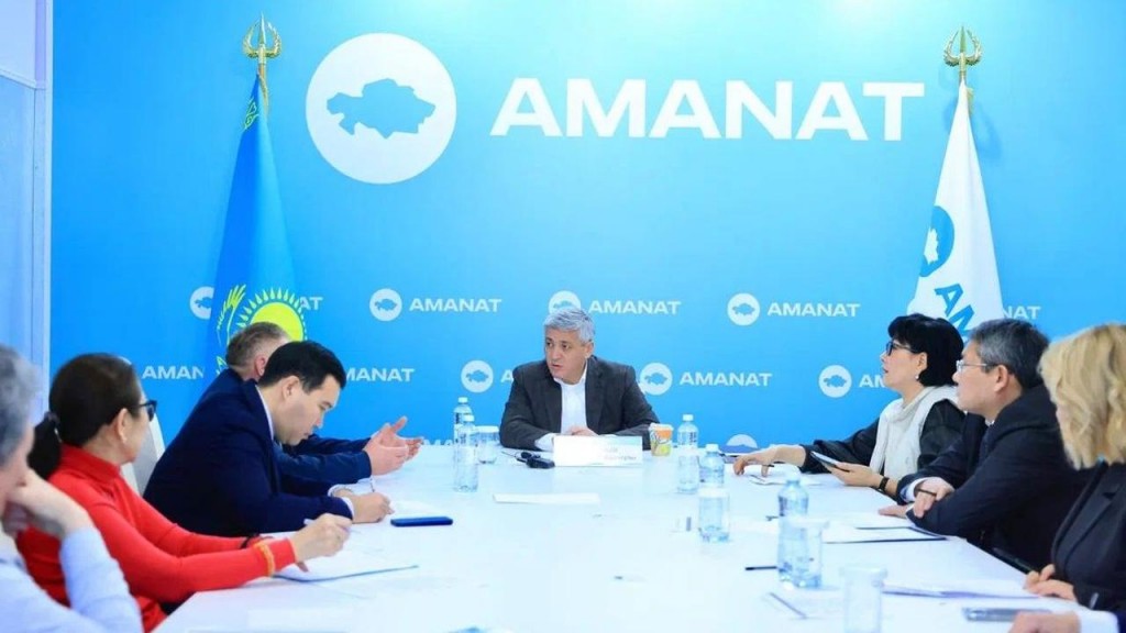 Ермаганбет Булекпаев провёл приём жителей в филиале партии Amanat