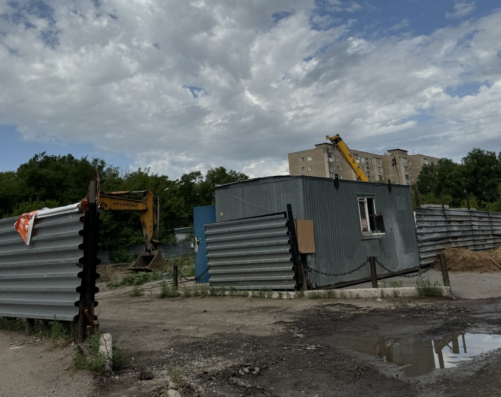 Большое количество деревьев вырубили в Караганде на улице Сатыбалдина