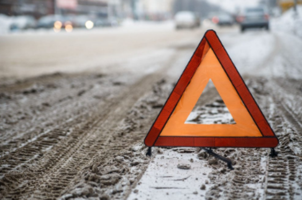 Два автомобиля не смогли разъехаться на одном из перекрёстков Караганды. Есть пострадавшие