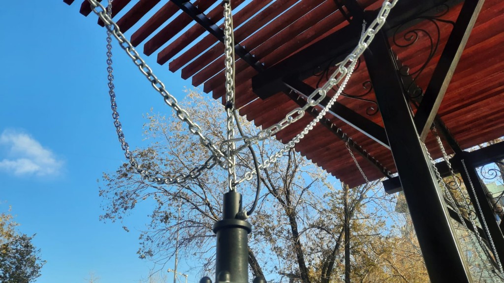 Пять цепей вместо трех: сломанные качели в сквере по проспекту Абдирова в Караганде отремонтировали