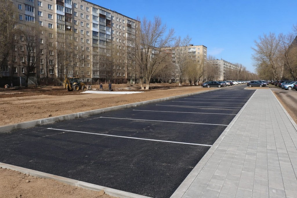 В Караганде обустраивают большие парковки для жителей многоэтажек