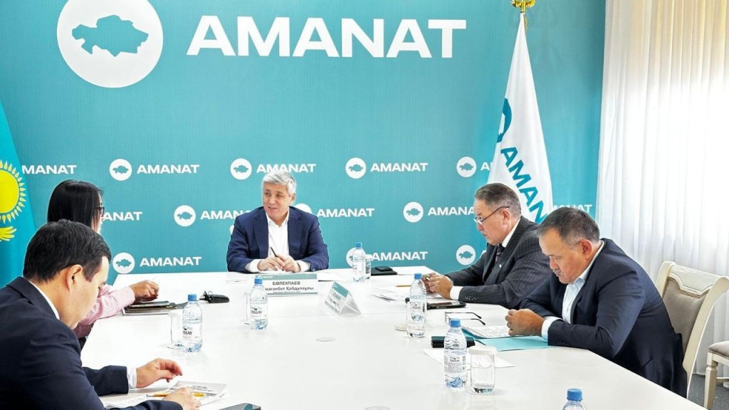 Ермаганбет Булекпаев провёл приём граждан в филиале партии Amanat